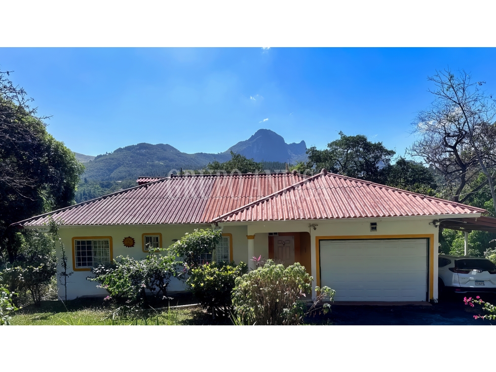 OPORTUNIDAD! Se Vende Casa de esquina Altos del María
