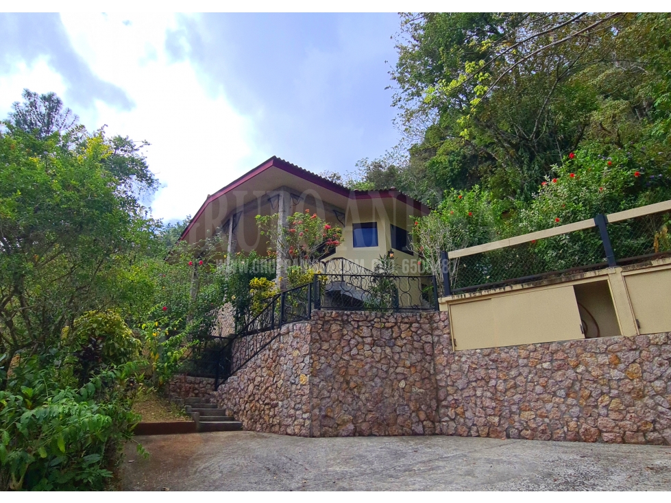 Oportunidad! Se vende Acogedora Casa en Altos del Maria