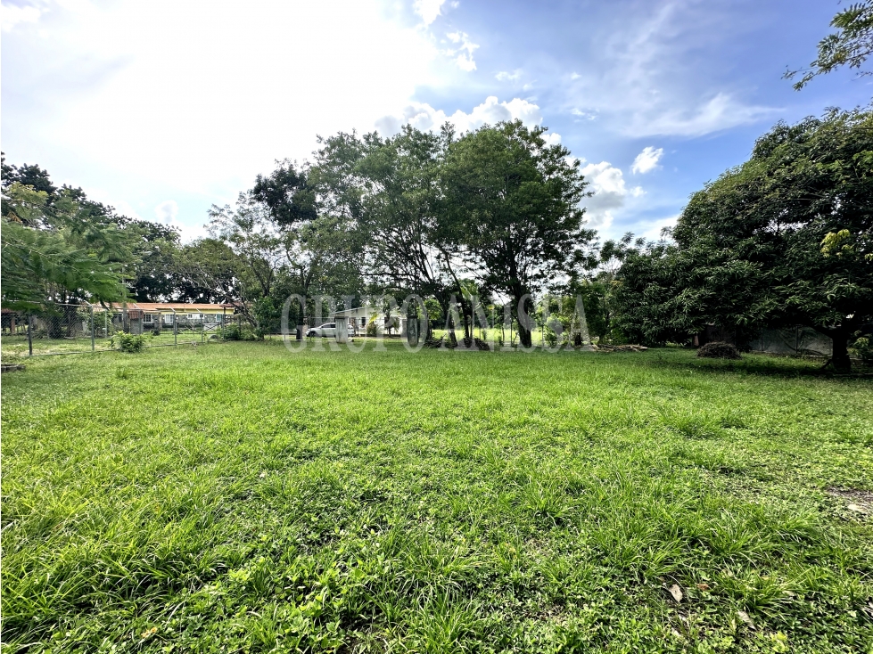 Oportunidad! Se Vende Hermoso Terreno de Esquina en Vía al Valle - 1