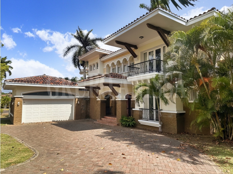 OPORTUNIDAD! Se vende Amplia Casa en Tucan Country Cocoli