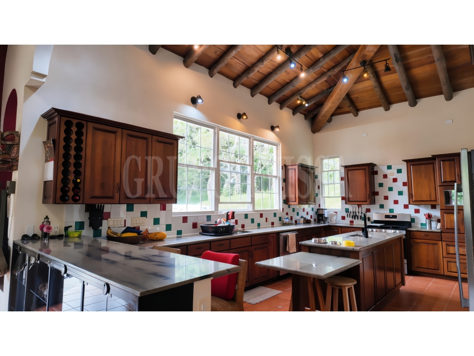 Se vende Amplia Casa en Altos del Maria con vistas panorámicas — foto 5