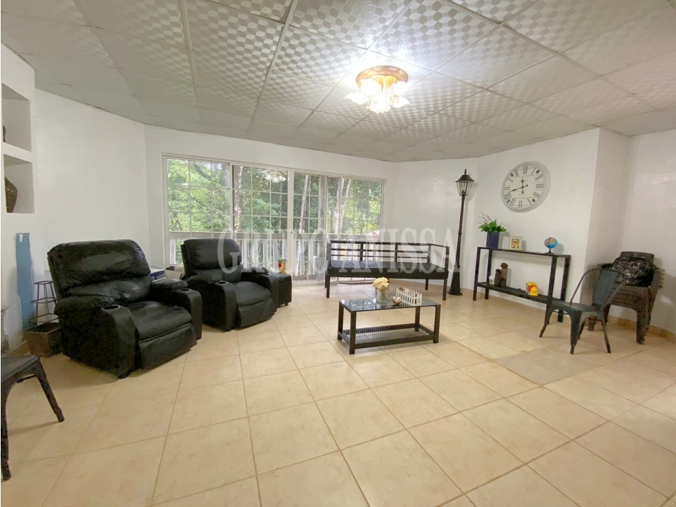 Oportunidad! Se Vende Casa en Altos de Cerro Azul - 3