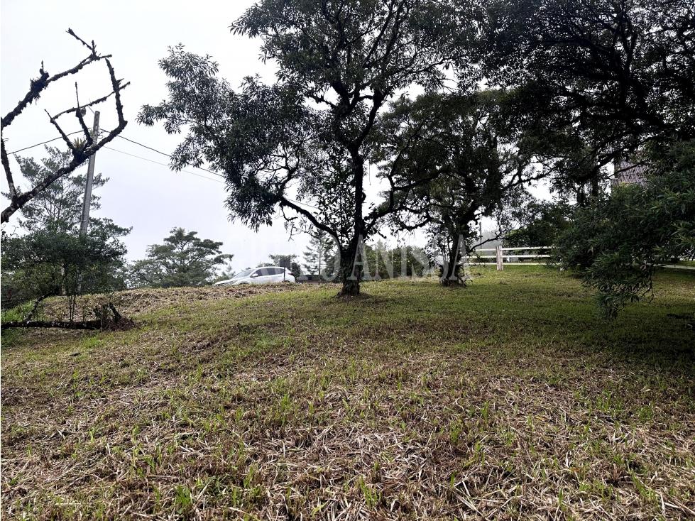 Se Vende Terreno Plano en Zona Alta de Altos del Maria