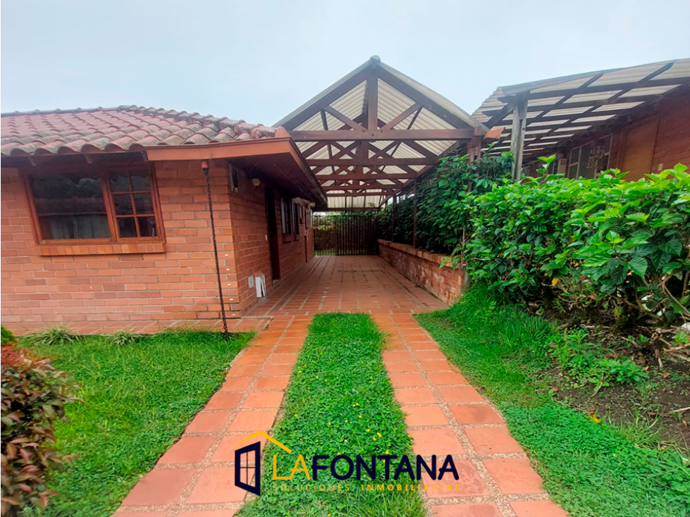 Venta de casa en La Alhambra