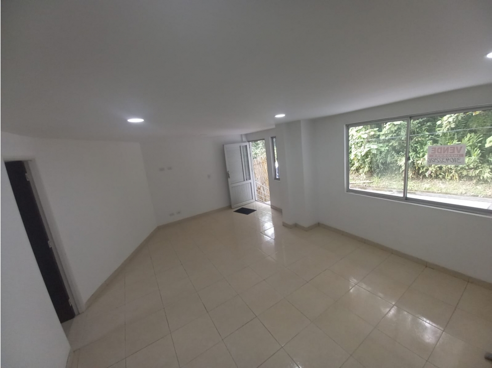 Venta de local en Alcazares — foto 2