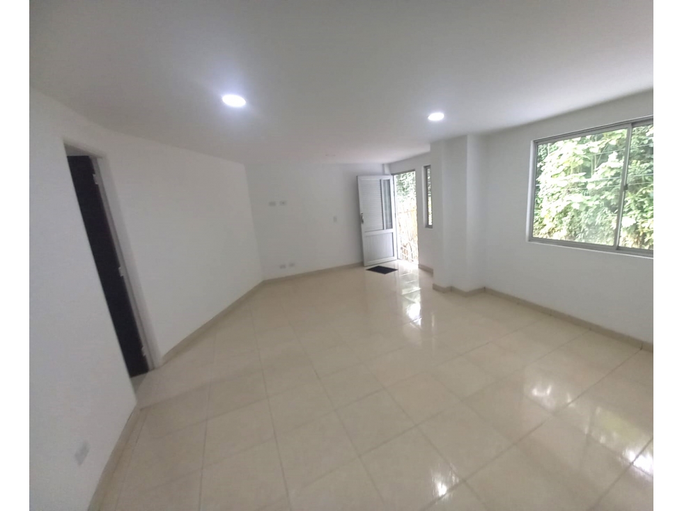 Venta de local en Alcazares