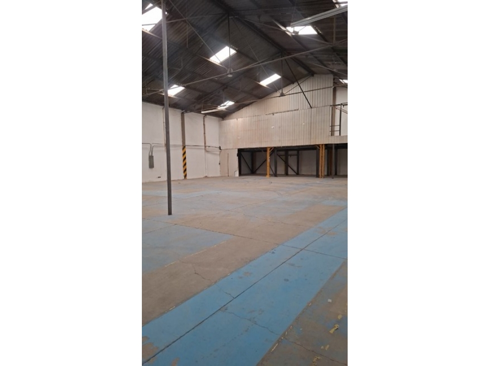 BODEGA VTA/ ARRDO CALLE 80 LOS PINOS DE 1.200 M2 — foto 2