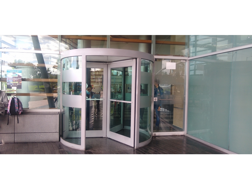 OFICINA ARRIENDO CENTRO EMPRESARIAL TITAN PLAZA DE 892 M2. — foto 4