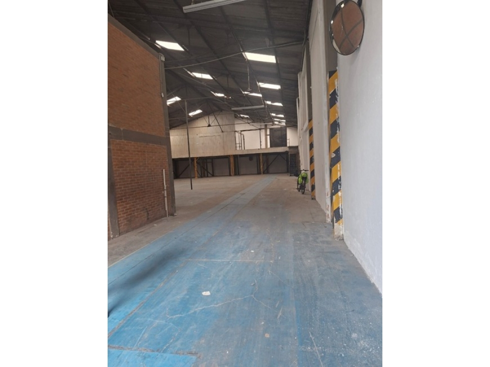 BODEGA VTA/ ARRDO CALLE 80 LOS PINOS DE 1.200 M2 — foto 3