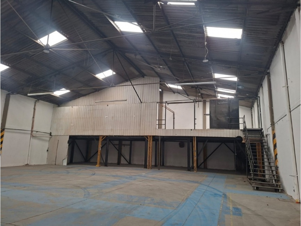 BODEGA VTA/ ARRDO CALLE 80 LOS PINOS DE 1.200 M2 — foto 4