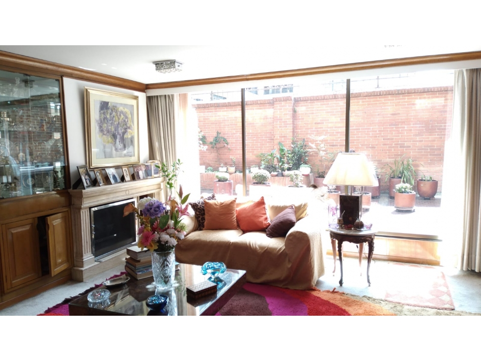 APARTAMENTO EN CHICO CON EXCELENTES ESPACIOS REMODELAR