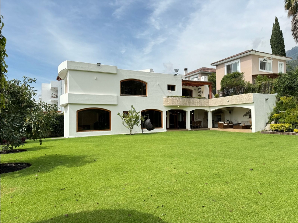Venta casa LUJO Cumbayá - Miravalle 4 dorm. en Urbanización