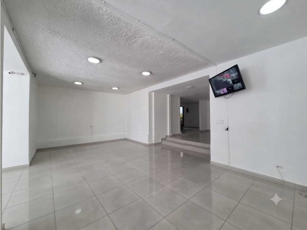 Renta Local Comercial Av. Tomas de Berlanga 140 m2 - 2