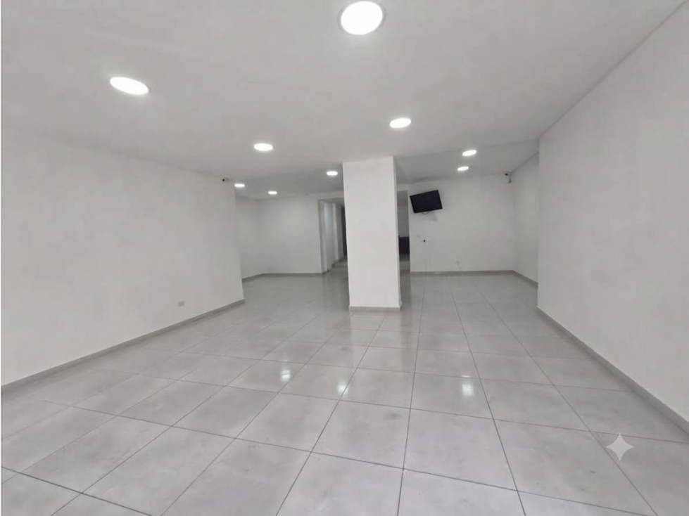 Renta Local Comercial Av. Tomas de Berlanga 140 m2 - 3