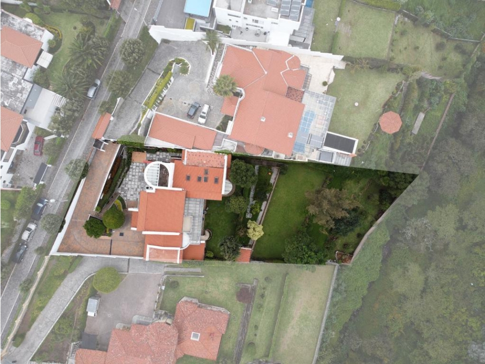 Venta Casa con Terreno 2.000 m2 Cumbaya / Colegio Menor — foto 2