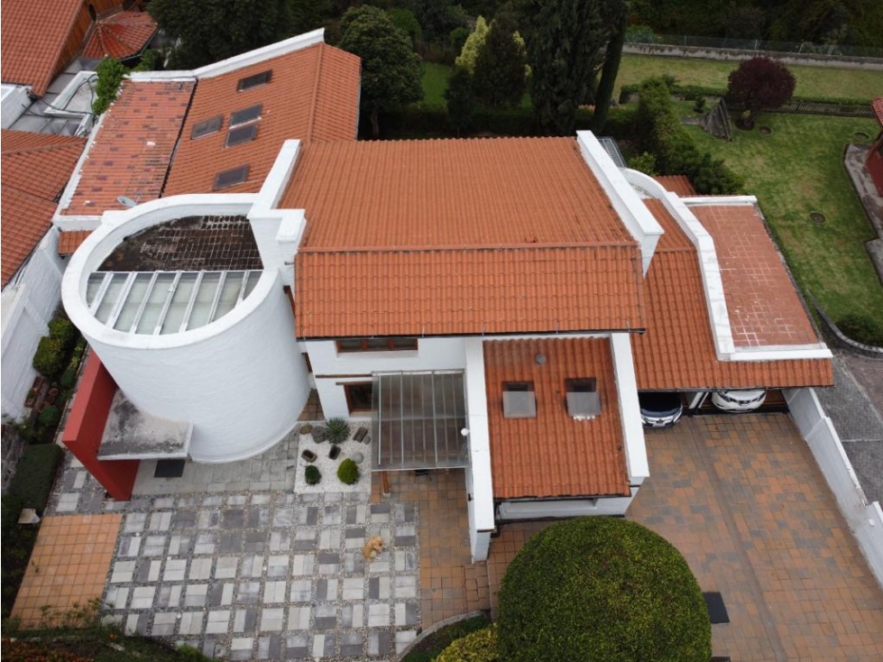 Venta Casa con Terreno 2.000 m2 Cumbaya / Colegio Menor