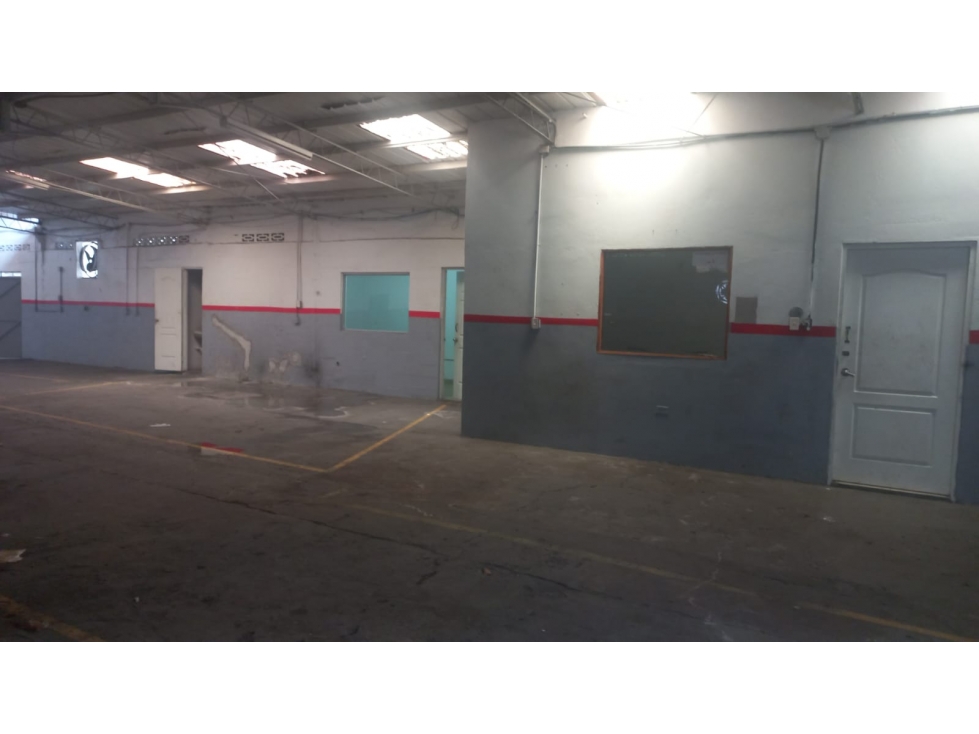 vendo galera Fernández de Córdova 695 mtrs2 1 solo nivel