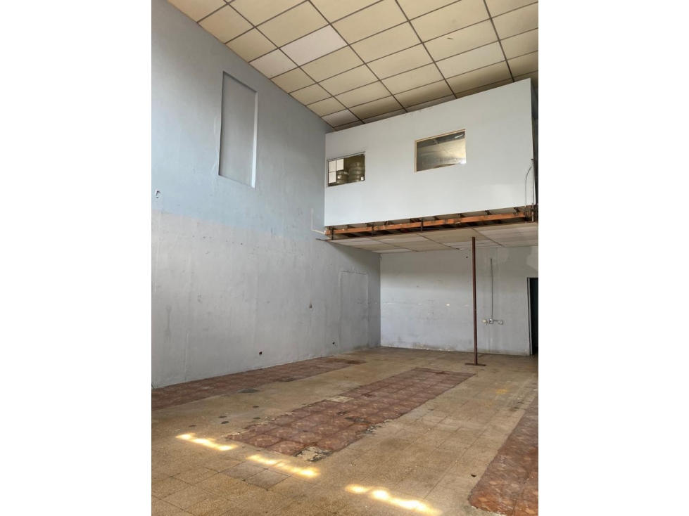 Alquilo local comercial avenida La Paz doble altura plazoleta — foto 2