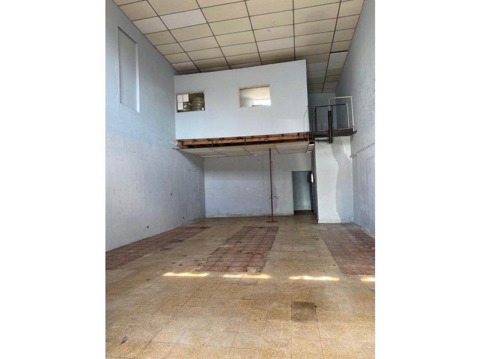 Alquilo local comercial avenida La Paz doble altura plazoleta — foto 3