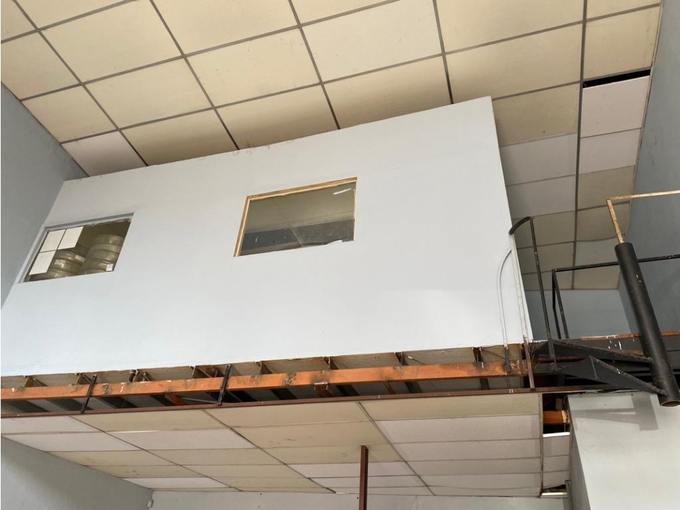 Alquilo local comercial avenida La Paz doble altura plazoleta — foto 6