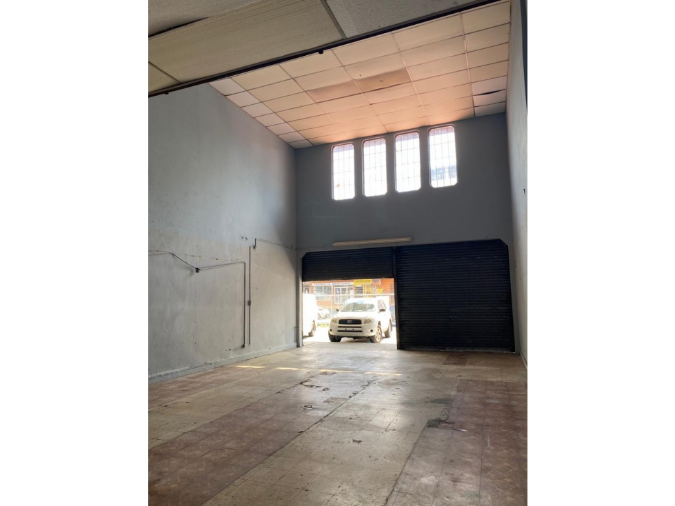 Alquilo local comercial avenida La Paz doble altura plazoleta — foto 4