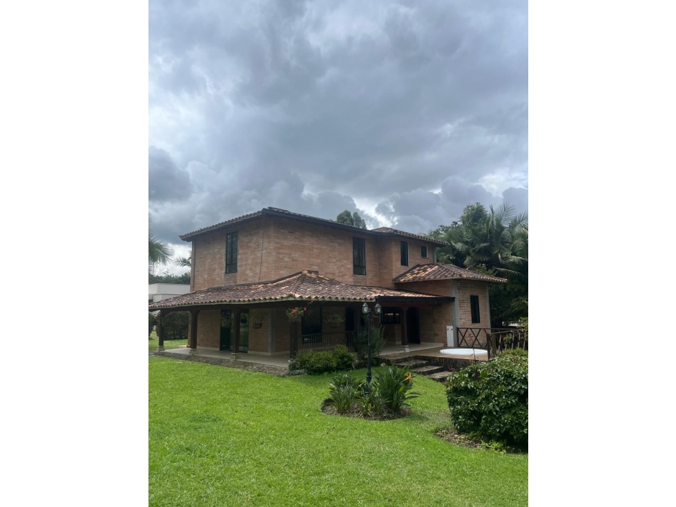 Venta espectacular casa en Llano grande parcelación Agua Luna