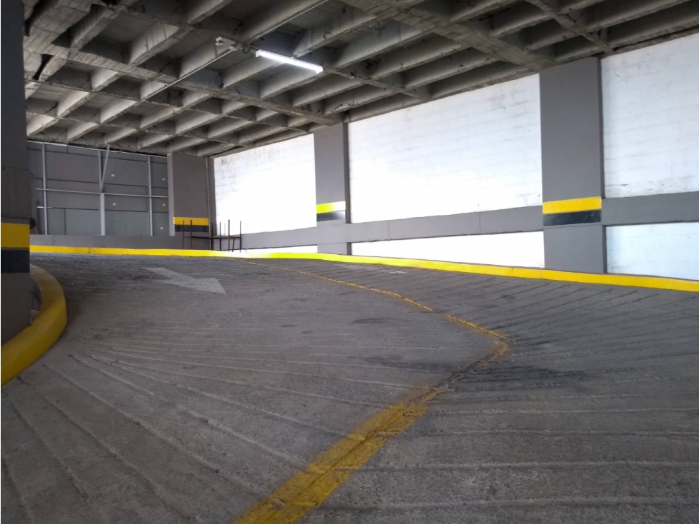 Parqueadero En Edificio, Itaguí Cerca del Parque - Se Vende - 4