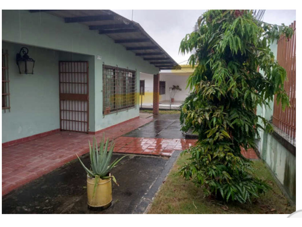 VENDO CASA CON AMPLIO PATIO ATRAS EN CARRASQUILLA
