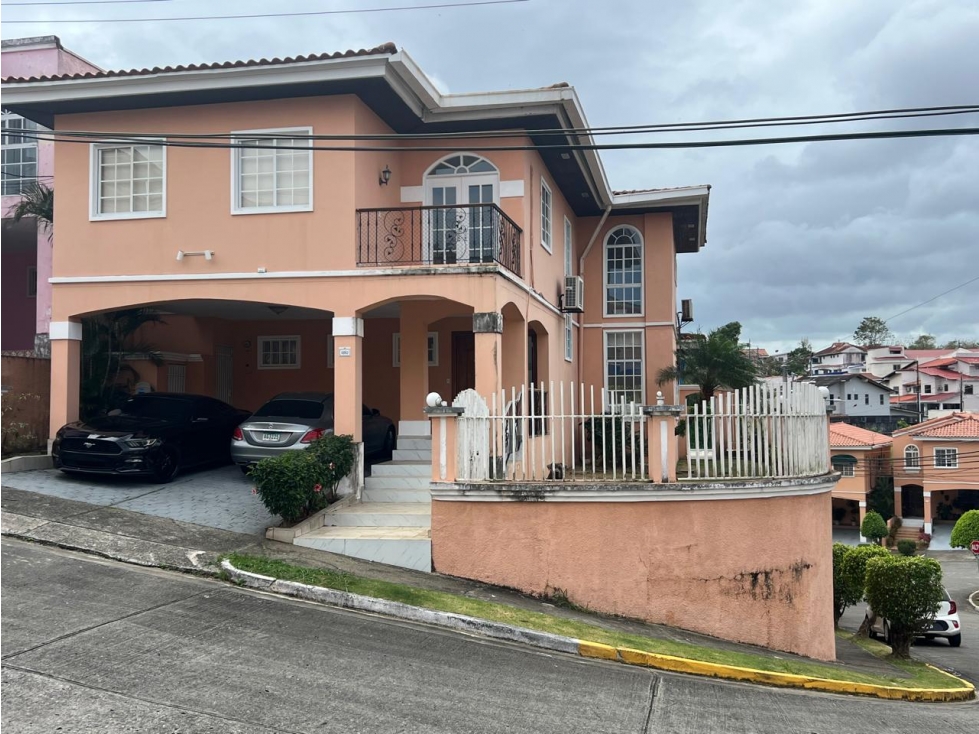 SE VENDE CASA PH EL DORAL ENTRANDO POR EL BOSQUE