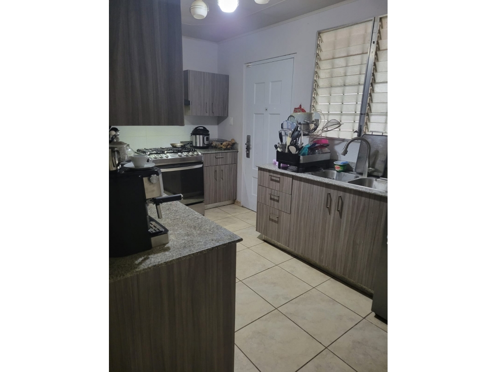 VENDO CASA BRISAS DEL GOLF CON PANALES SOLARES REMODELADA - 2