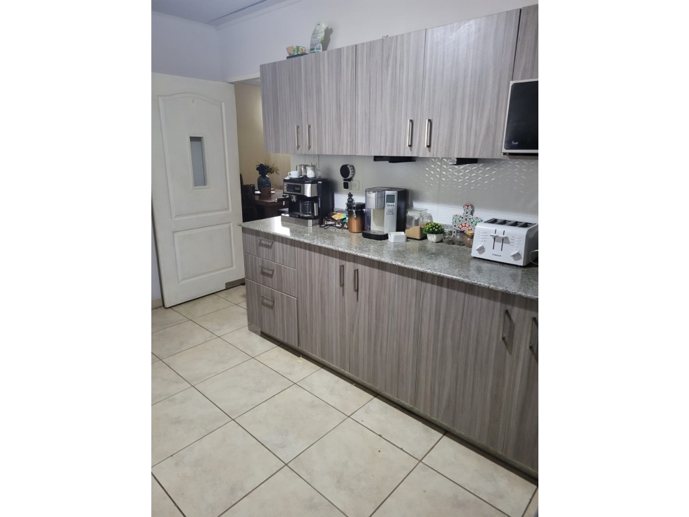 VENDO CASA BRISAS DEL GOLF CON PANALES SOLARES REMODELADA - 3