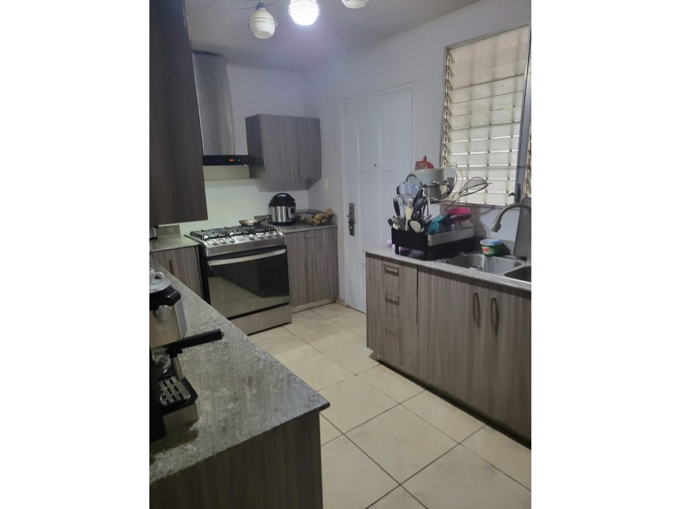 VENDO CASA BRISAS DEL GOLF CON PANALES SOLARES REMODELADA - 4