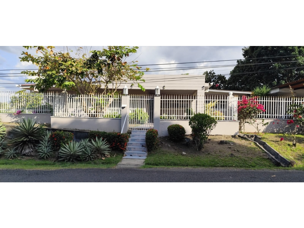 VENDO CASA EN BARRIADA LOUIS MARTINZ LAS CUMBRES