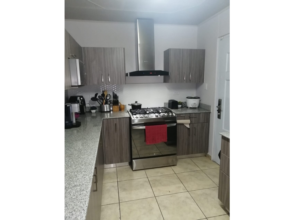 VENDO CASA BRISAS DEL GOLF CON PANALES SOLARES REMODELADA — foto 6