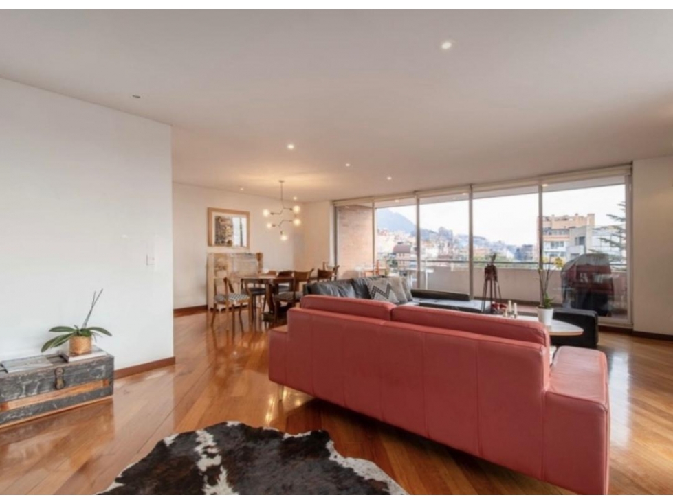 Los Rosales Penthouse con Balcón Amplio en Ubicación Privilegiada — foto 2