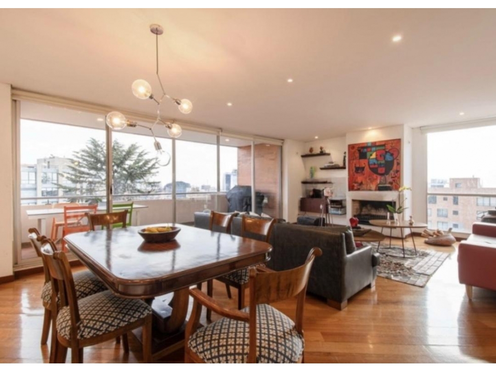 Los Rosales Penthouse con Balcón Amplio en Ubicación Privilegiada