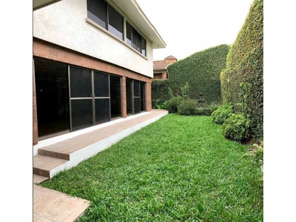 CASA EN VENTA RECIEN REMODELADA EN BOSQUES DEL VALLE SOBRE AVENIDA