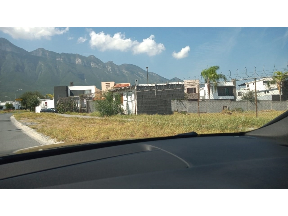 TERRENO EN RENTA ESQUINA AREA PONIENTE CUMBRES SAN AGUSTIN 1750M 2 - 1