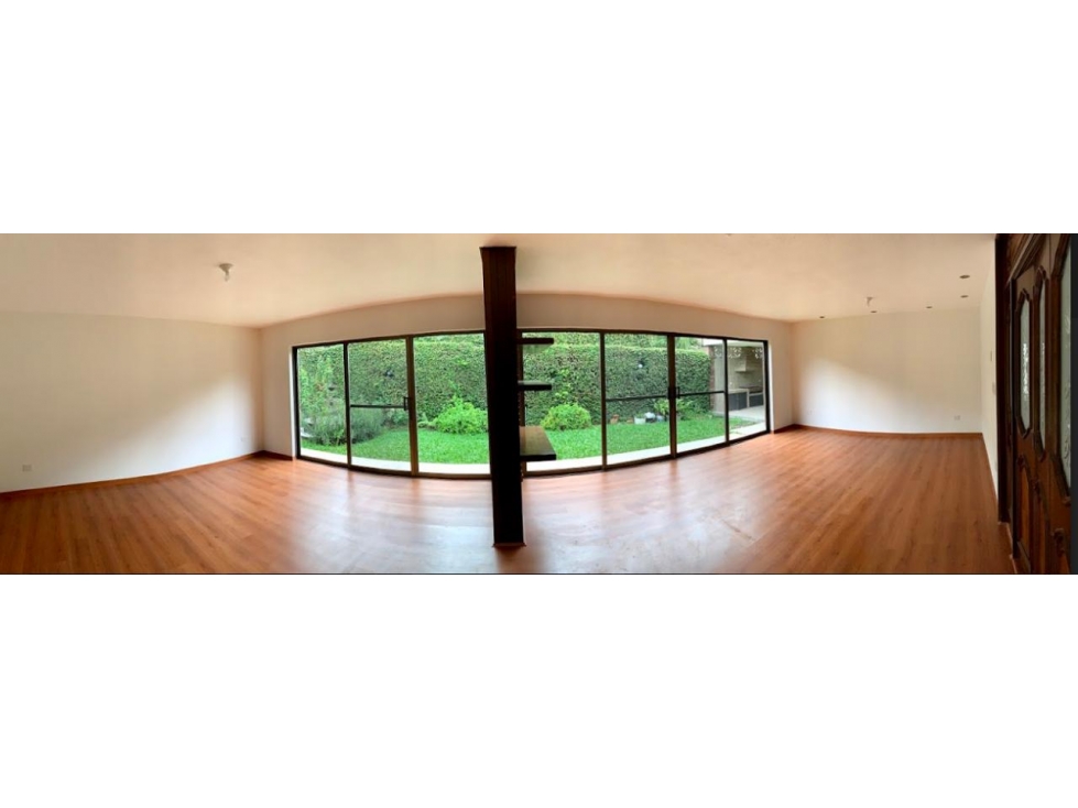 CASA EN VENTA RECIEN REMODELADA EN BOSQUES DEL VALLE SOBRE AVENIDA — foto 2