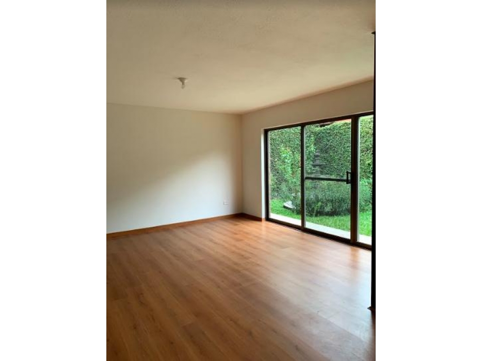 CASA EN VENTA RECIEN REMODELADA EN BOSQUES DEL VALLE SOBRE AVENIDA — foto 5