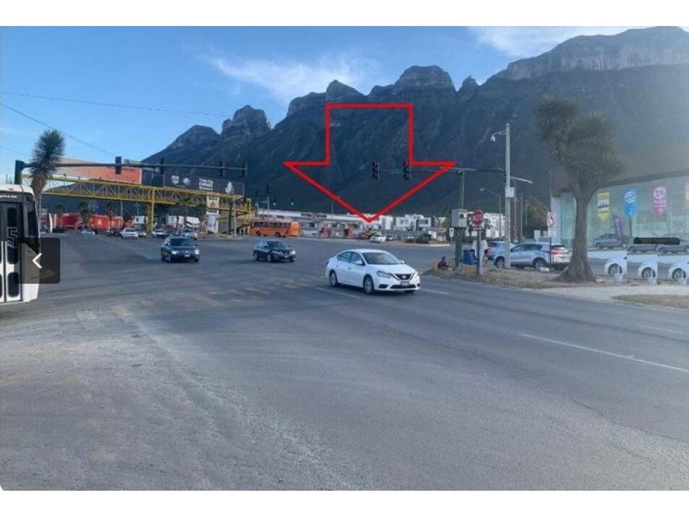 EXCELENTE TERRENO EN RENTA 2250 M2 CASI ESQUINA AV LEONES CUMBRES — foto 2