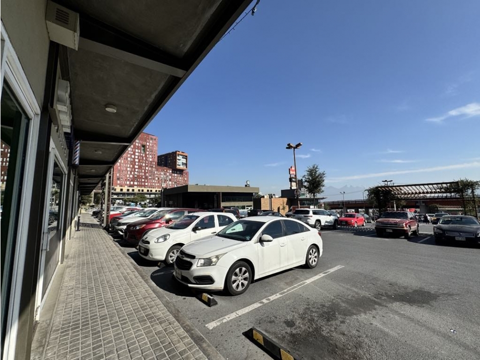 EXCELENTE LOCAL EN PLAZA ESQUINA 129 M 2 EN SAN JERONIMO $ 50 MIL — foto 4