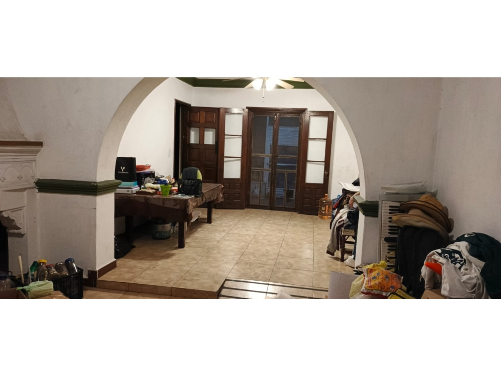 EXECLENTE Y BONITA CASA EN CENTRO 420 2 6 REC $ 10 MILL — foto 2