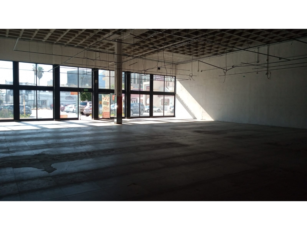 EXCELENTE LOCAL EN VENTA PLAZA FIESTA SAN AGUSTIN 400 M 2 MAO - 5