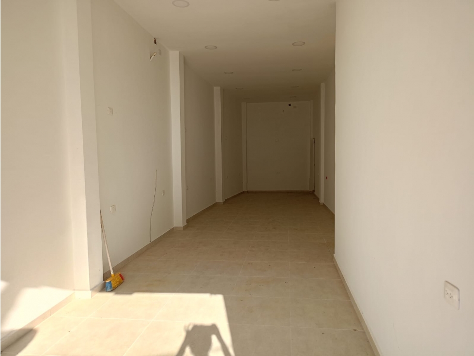 LOCAL COMERCIAL EN ARRIENDO - 2