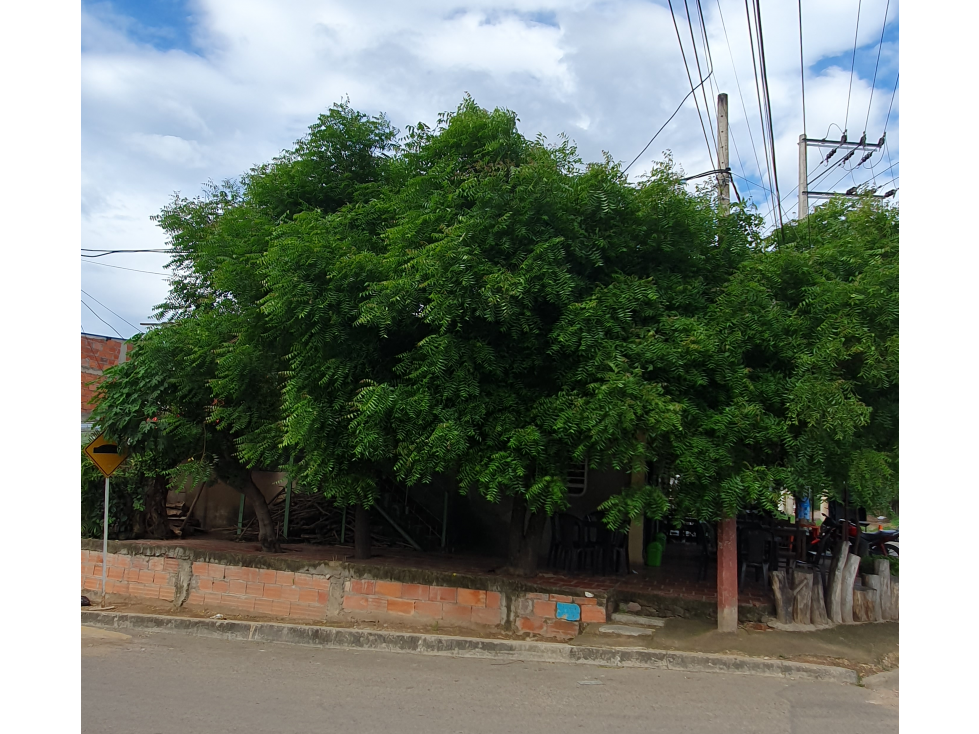 SE VENDE CASA ESQUINERA FRENTE A LA BOMBA DE CHAPARRAL EN PATIOS
