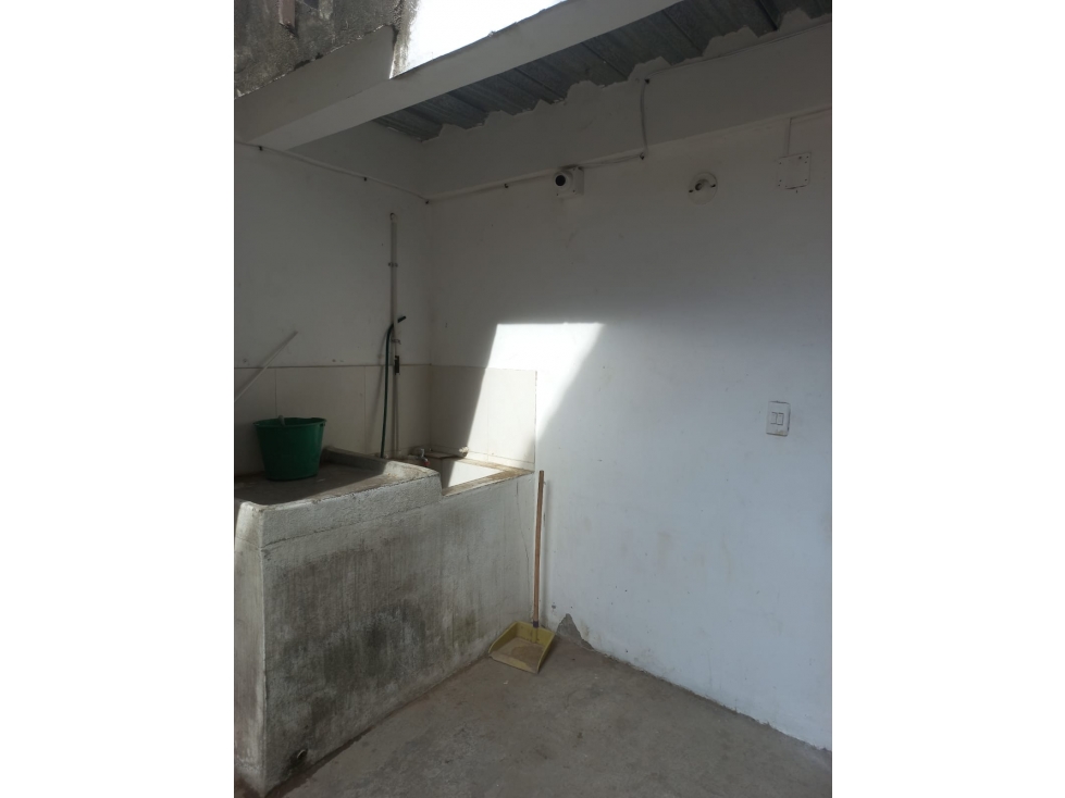 SE VENDE O SE ARRIENDA LOCAL COMERCIAL CON BODEGA EN LA PARADA de V/R - 5