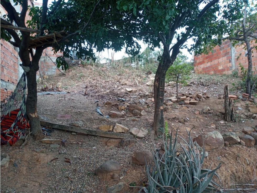 SE VENDE LOTE EN EL BARRIO 20 DE JULIO - 2
