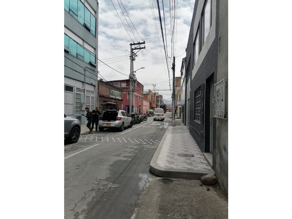 VENTA EDIFICIO MULTISERVICIOS 1.274M²
