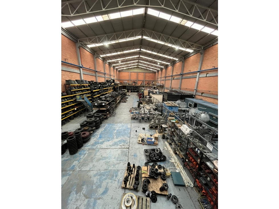 SE VENDE BODEGA 1.867 M2 EN SIBERIA - 2